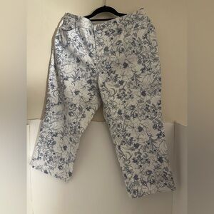 Corft& Barrow  women’s blue and white stretch capris  jeans  size 16 stretch